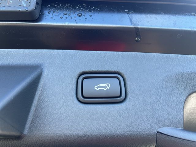 Vehicle image 21 of 23