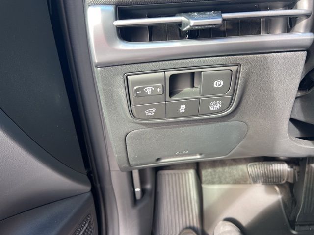 Vehicle image 17 of 23