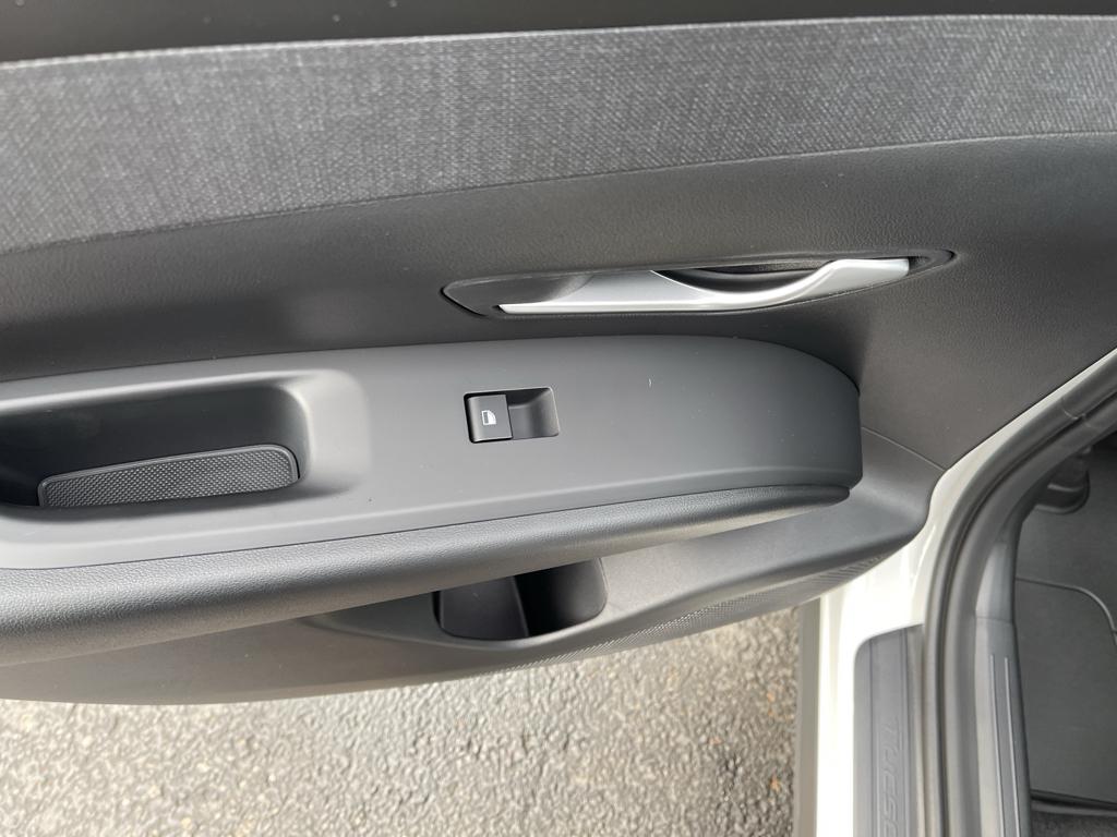 Vehicle image 28 of 40