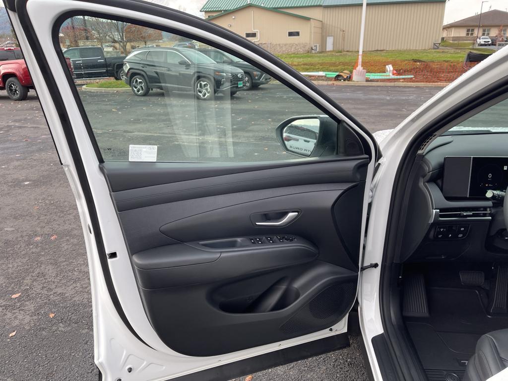 Vehicle image 10 of 40
