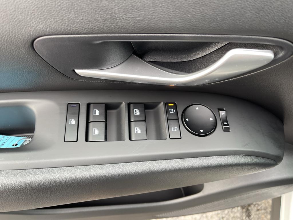 Vehicle image 11 of 40