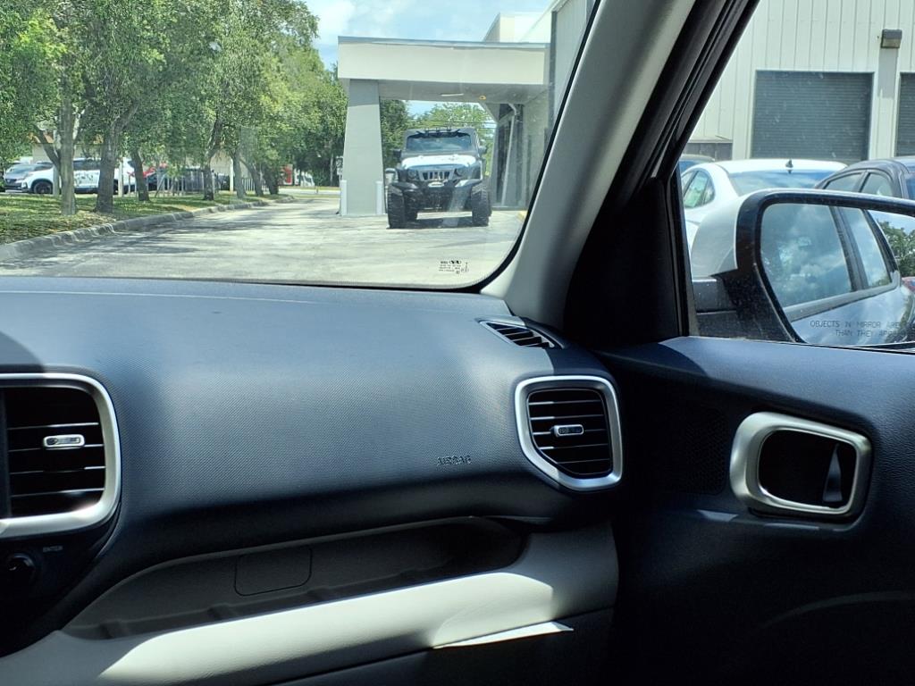 Vehicle image 18 of 32
