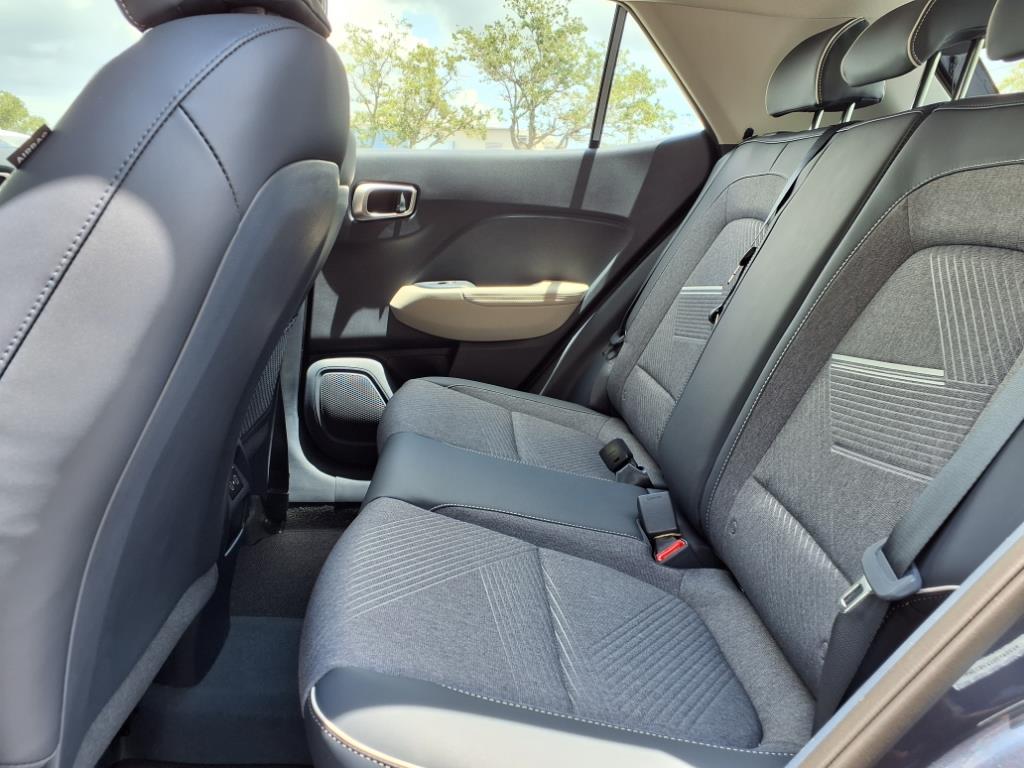 Vehicle image 10 of 32