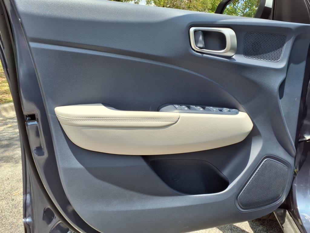 Vehicle image 24 of 32