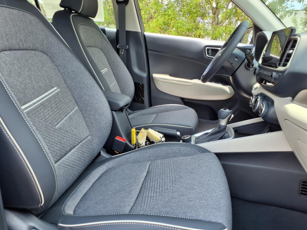 Vehicle image 13 of 32