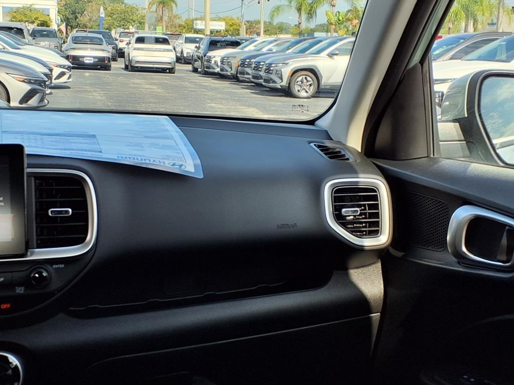 Vehicle image 17 of 31