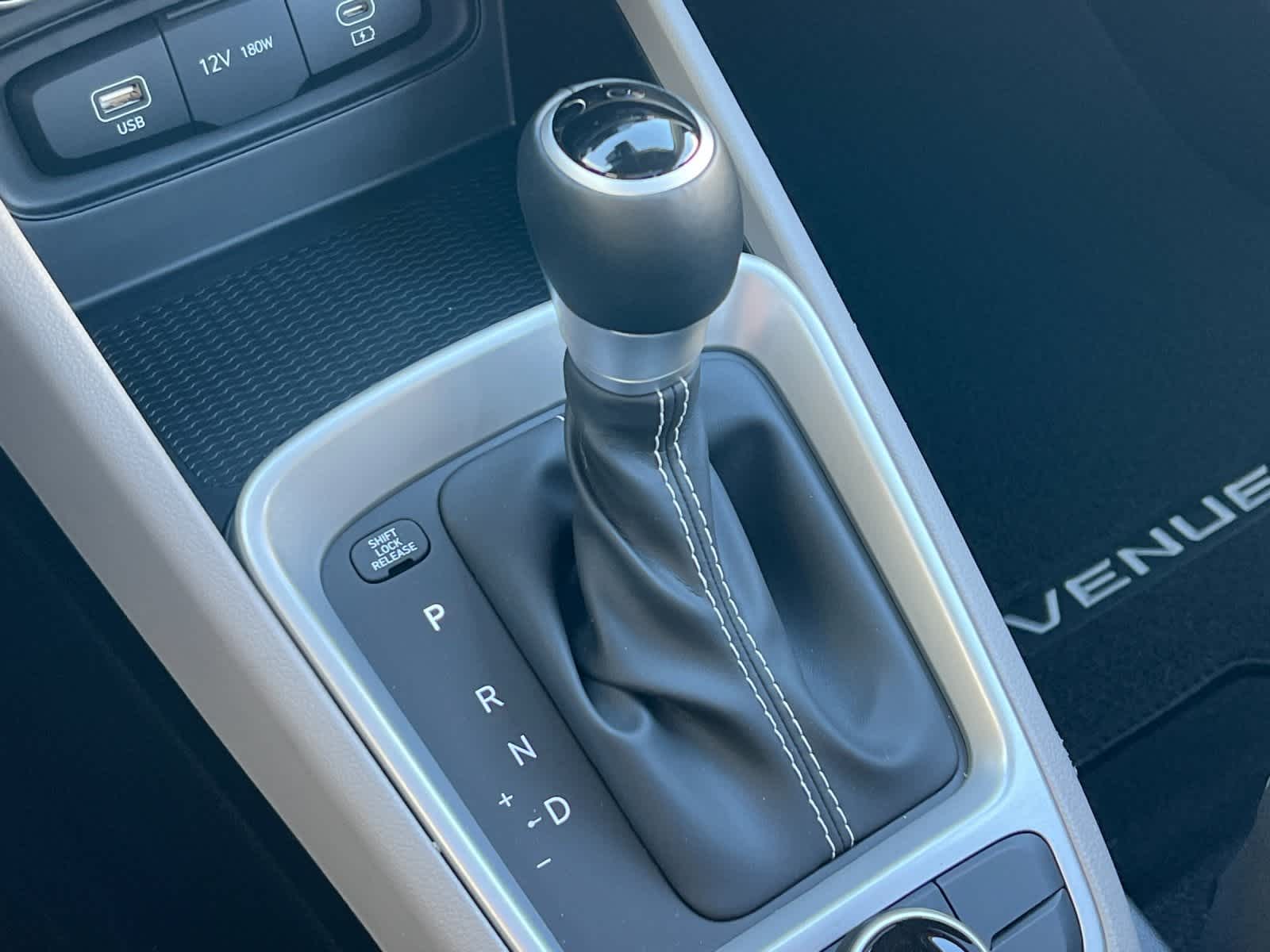 2025 Hyundai Venue SEL Image 18 of 34