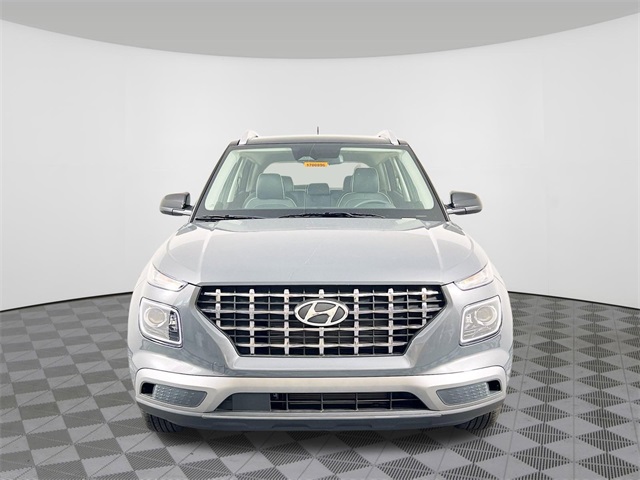 2025 Hyundai Venue Limited Image 2 of 34