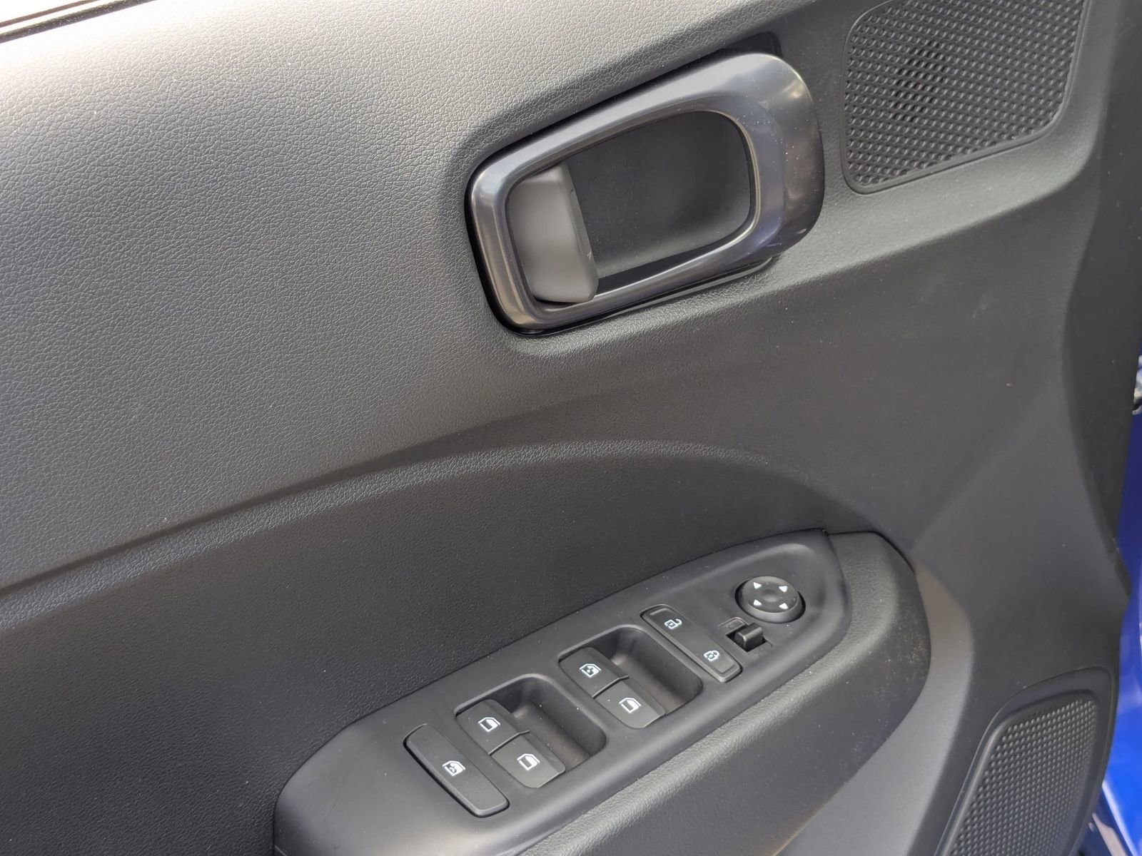 Vehicle image 16 of 25
