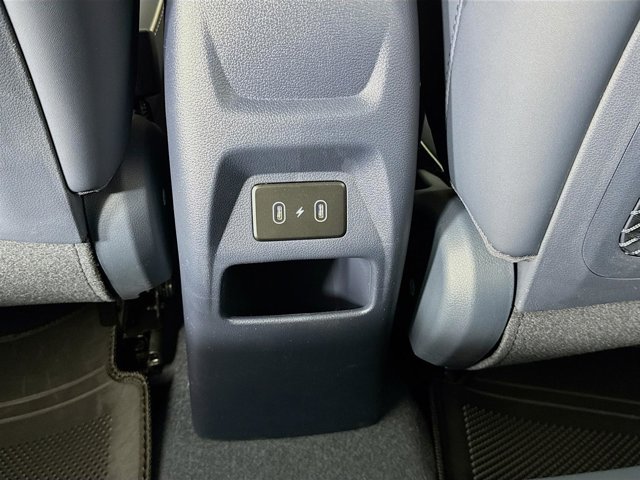 Vehicle image 25 of 31