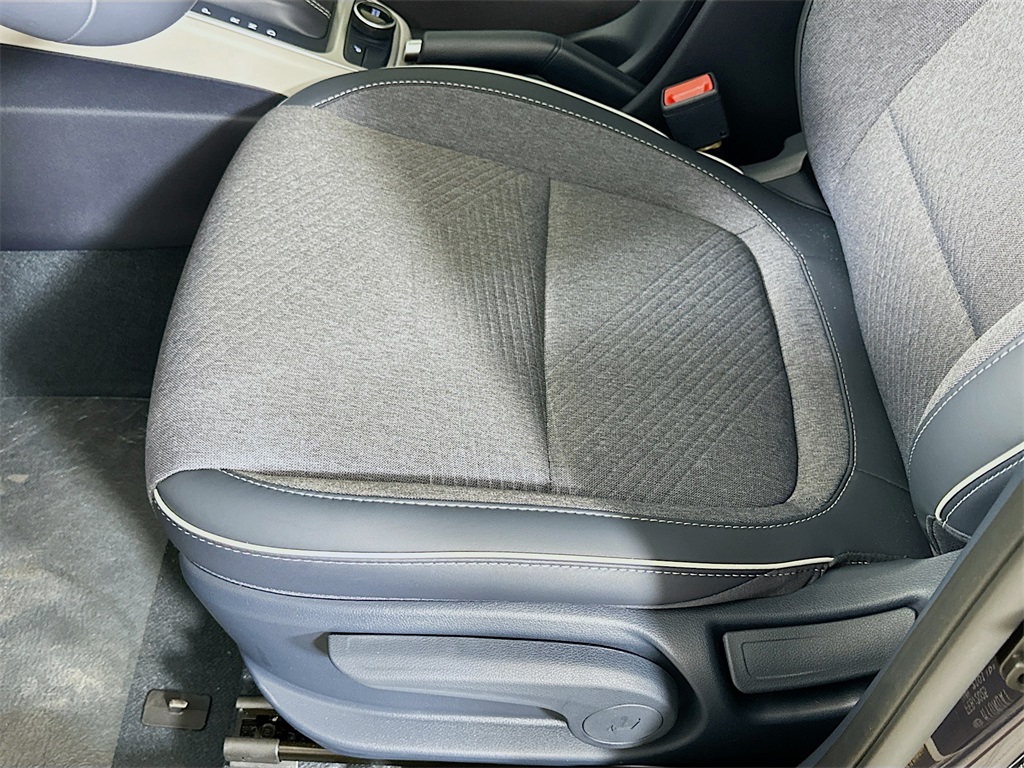 Vehicle image 17 of 20