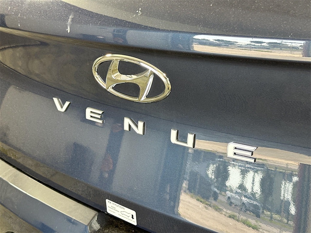 Vehicle image 18 of 20