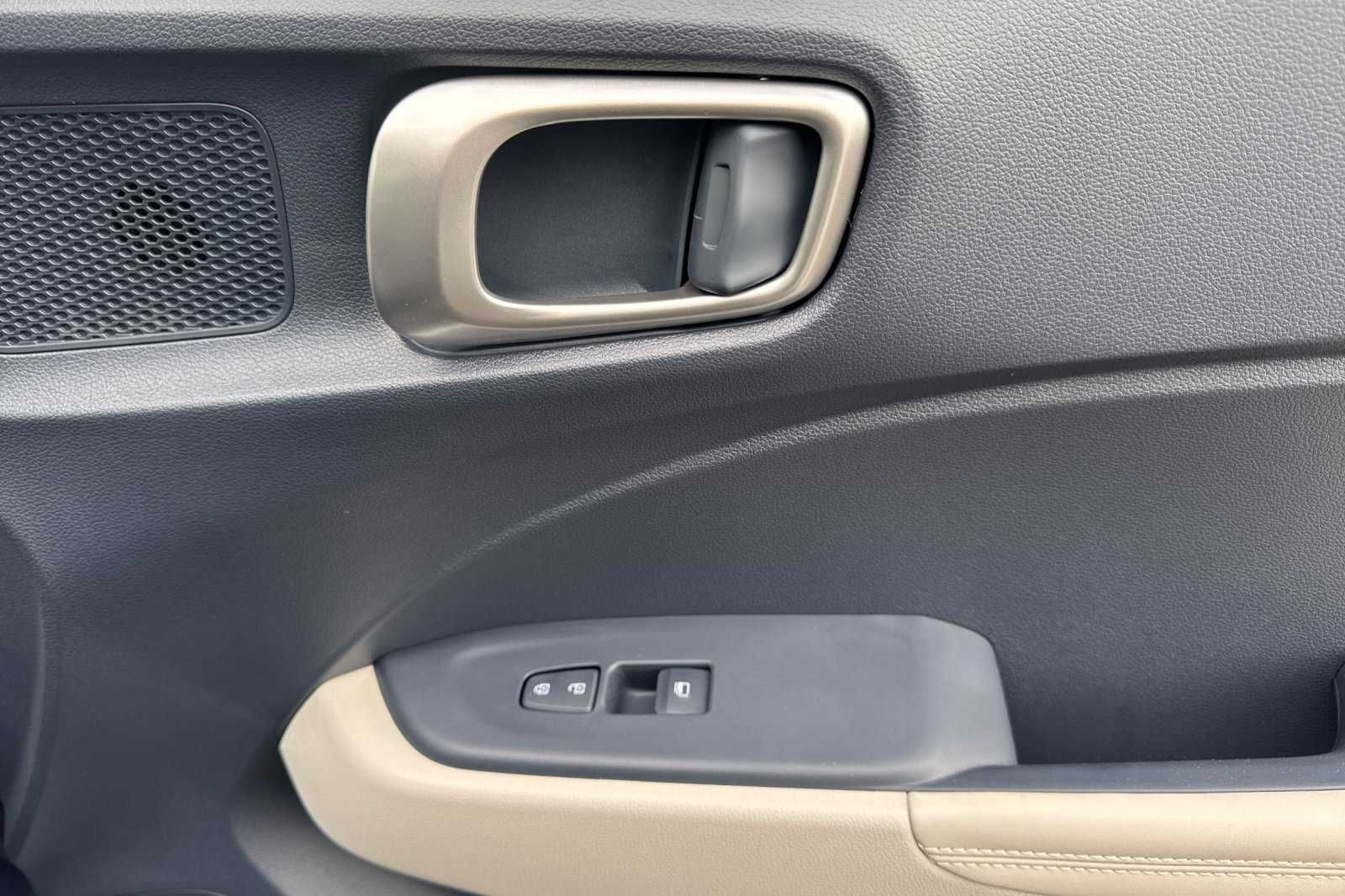 Vehicle image 21 of 35