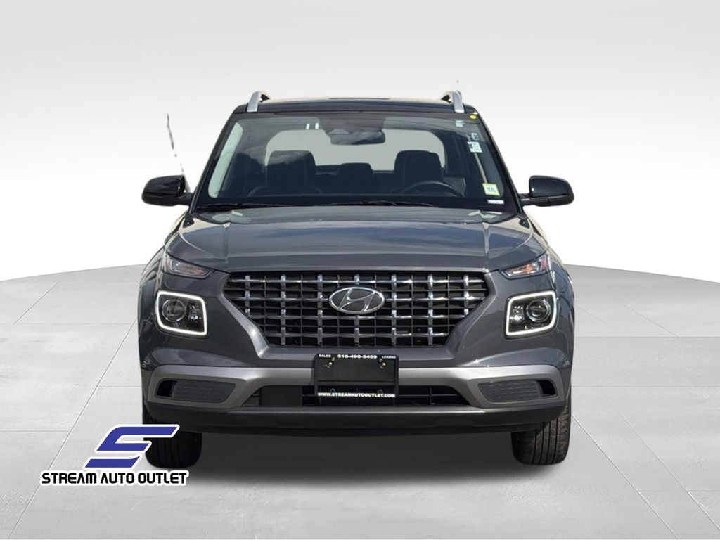 2025 Hyundai Venue Limited Image 2 of 30