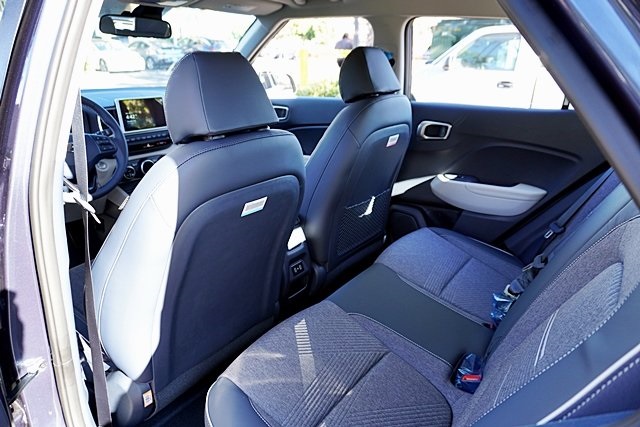 Vehicle image 17 of 42