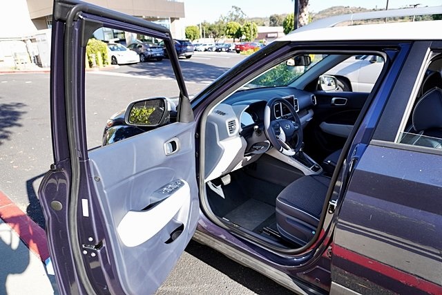 Vehicle image 22 of 42