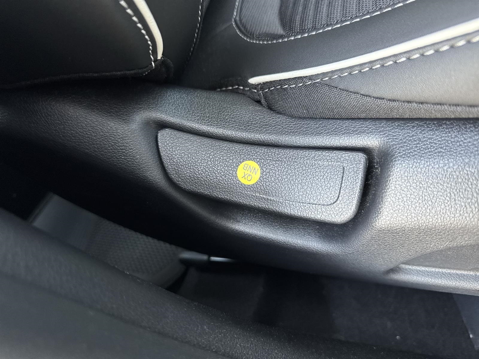Vehicle image 33 of 41