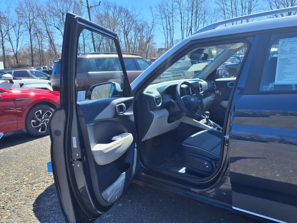 Vehicle image 14 of 16