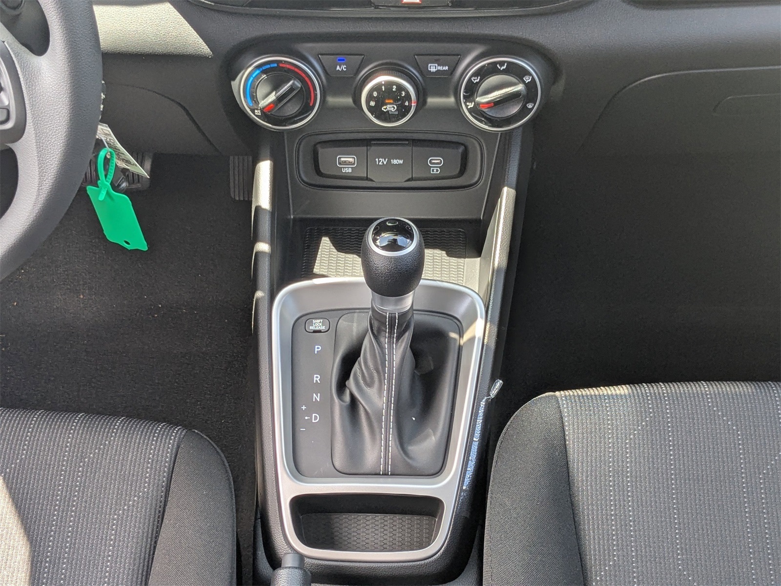 2025 Hyundai Venue SE Image 18 of 36