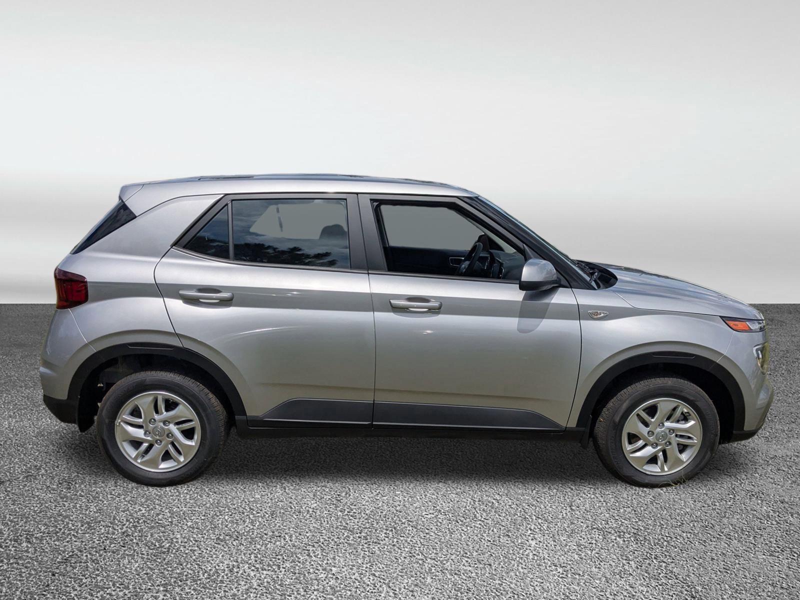 2025 Hyundai Venue SE Image 4 of 36