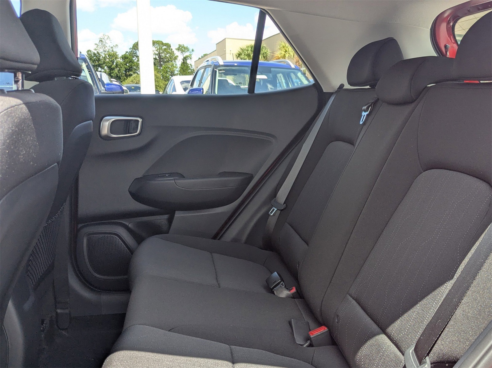 2025 Hyundai Venue SE Image 11 of 36