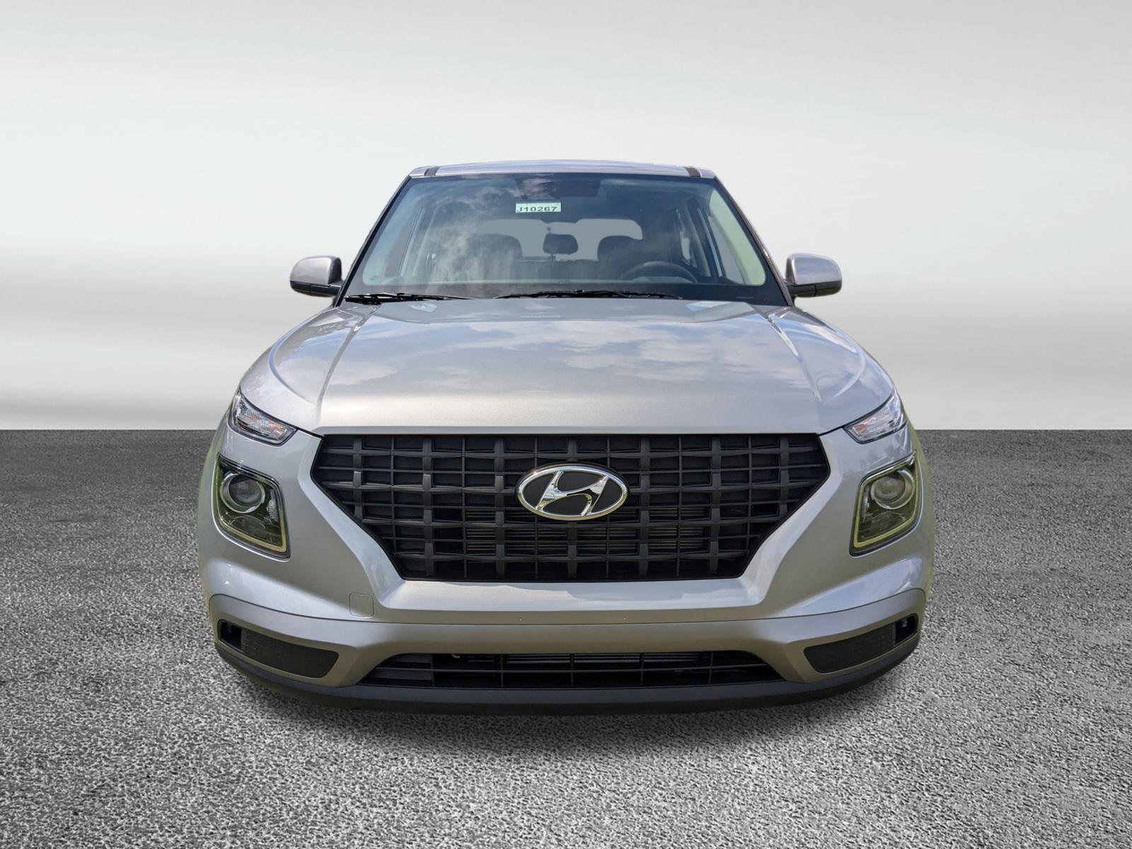 2025 Hyundai Venue SE Image 2 of 36