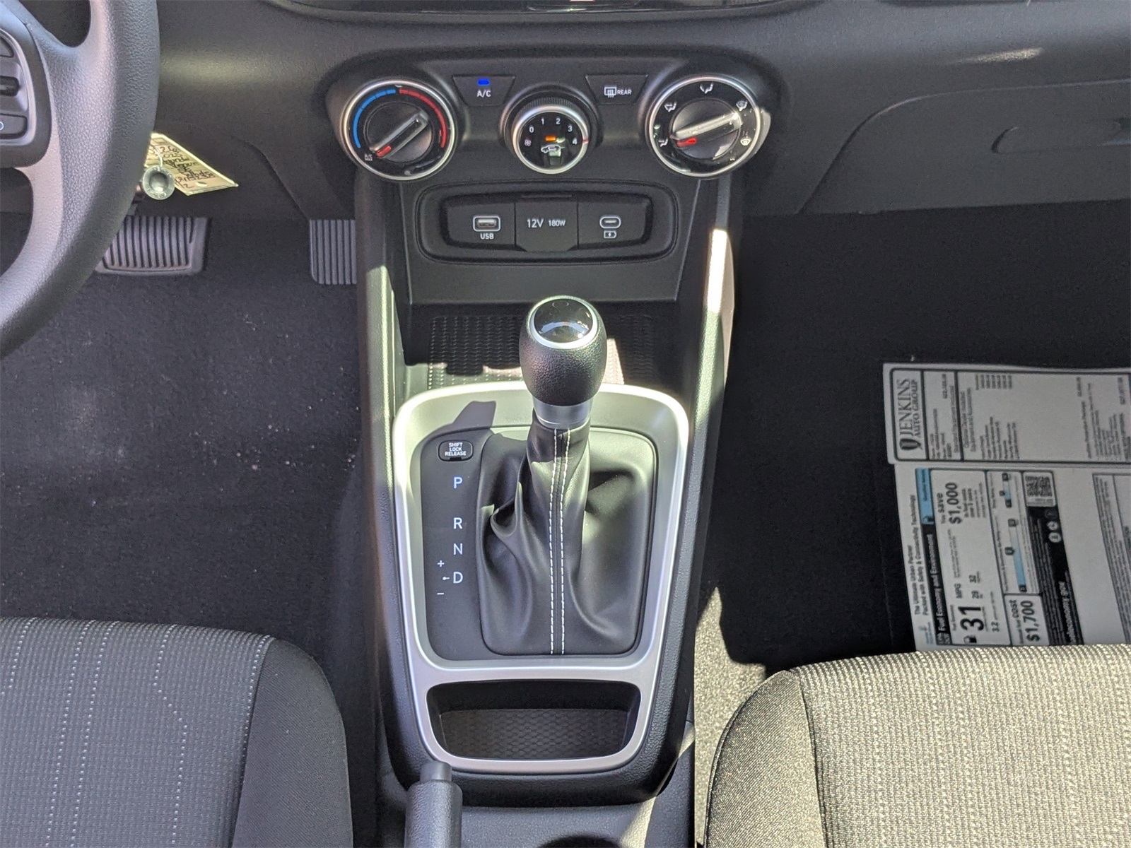 2025 Hyundai Venue SE Image 19 of 37