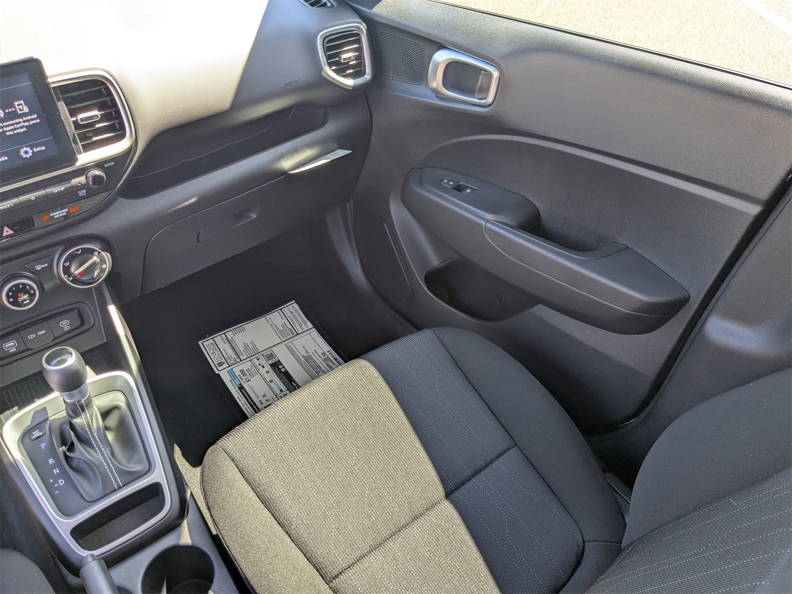 2025 Hyundai Venue SE Image 12 of 37