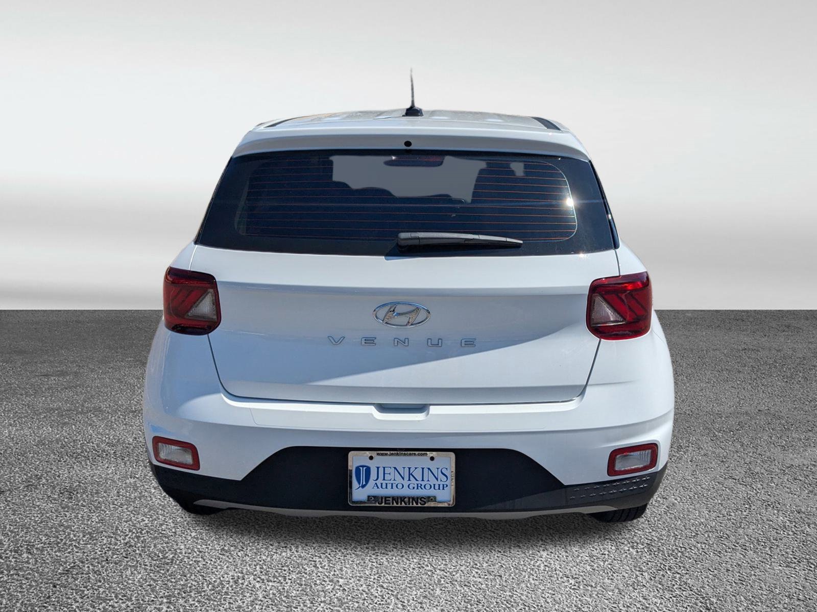 2025 Hyundai Venue SE Image 6 of 37