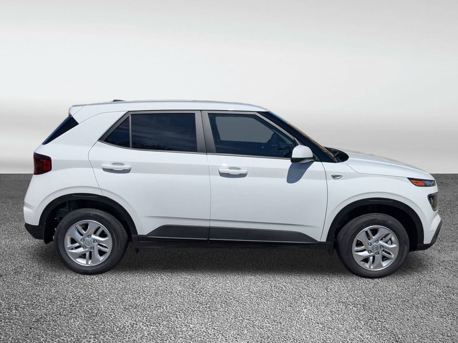 2025 Hyundai Venue SE Image 4 of 37