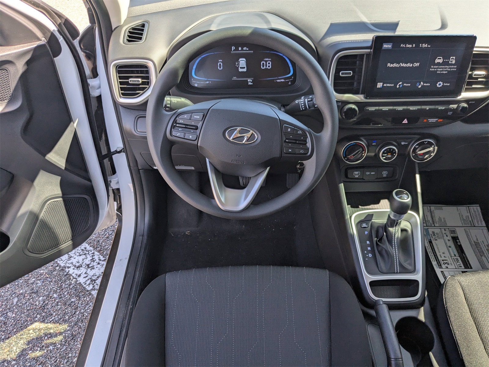 2025 Hyundai Venue SE Image 13 of 37