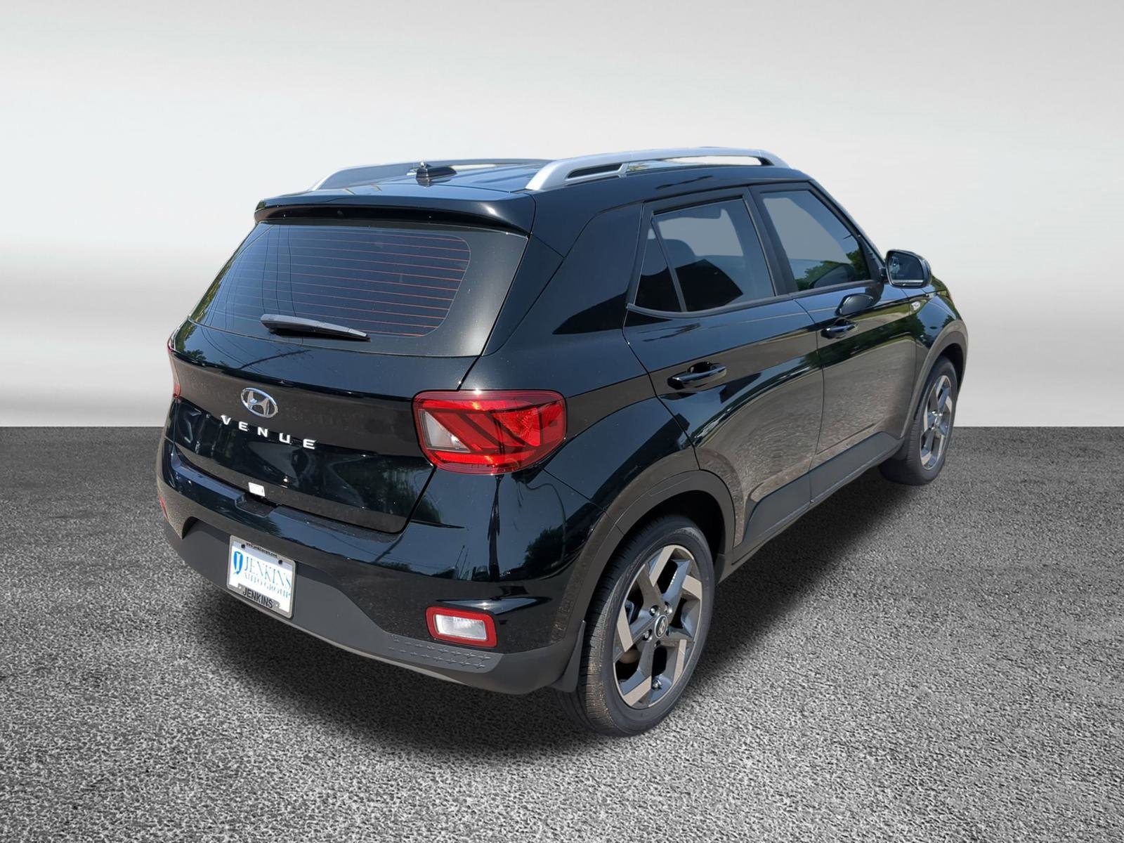 2025 Hyundai Venue SEL Image 5 of 38