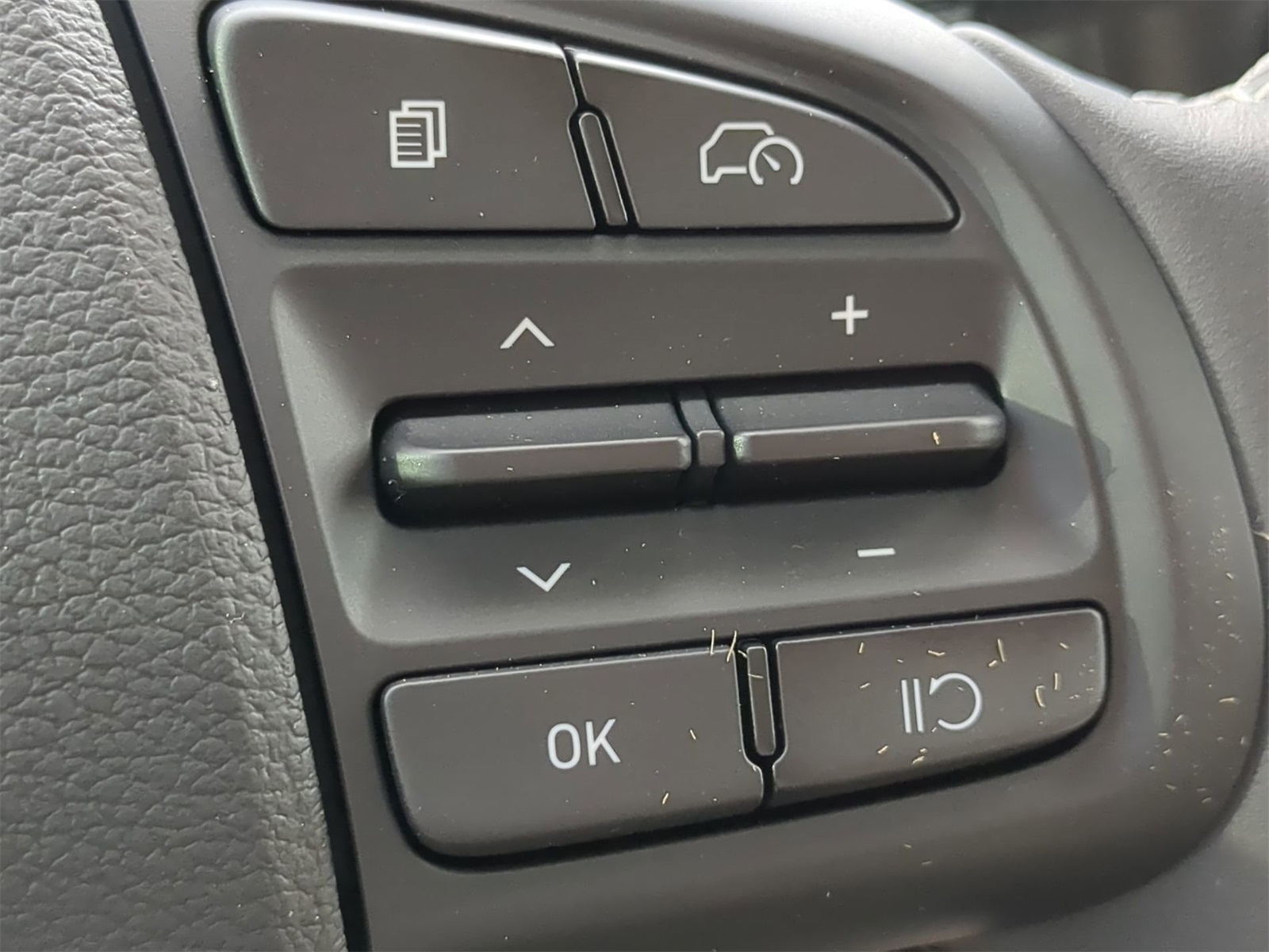 2025 Hyundai Venue SEL Image 32 of 38