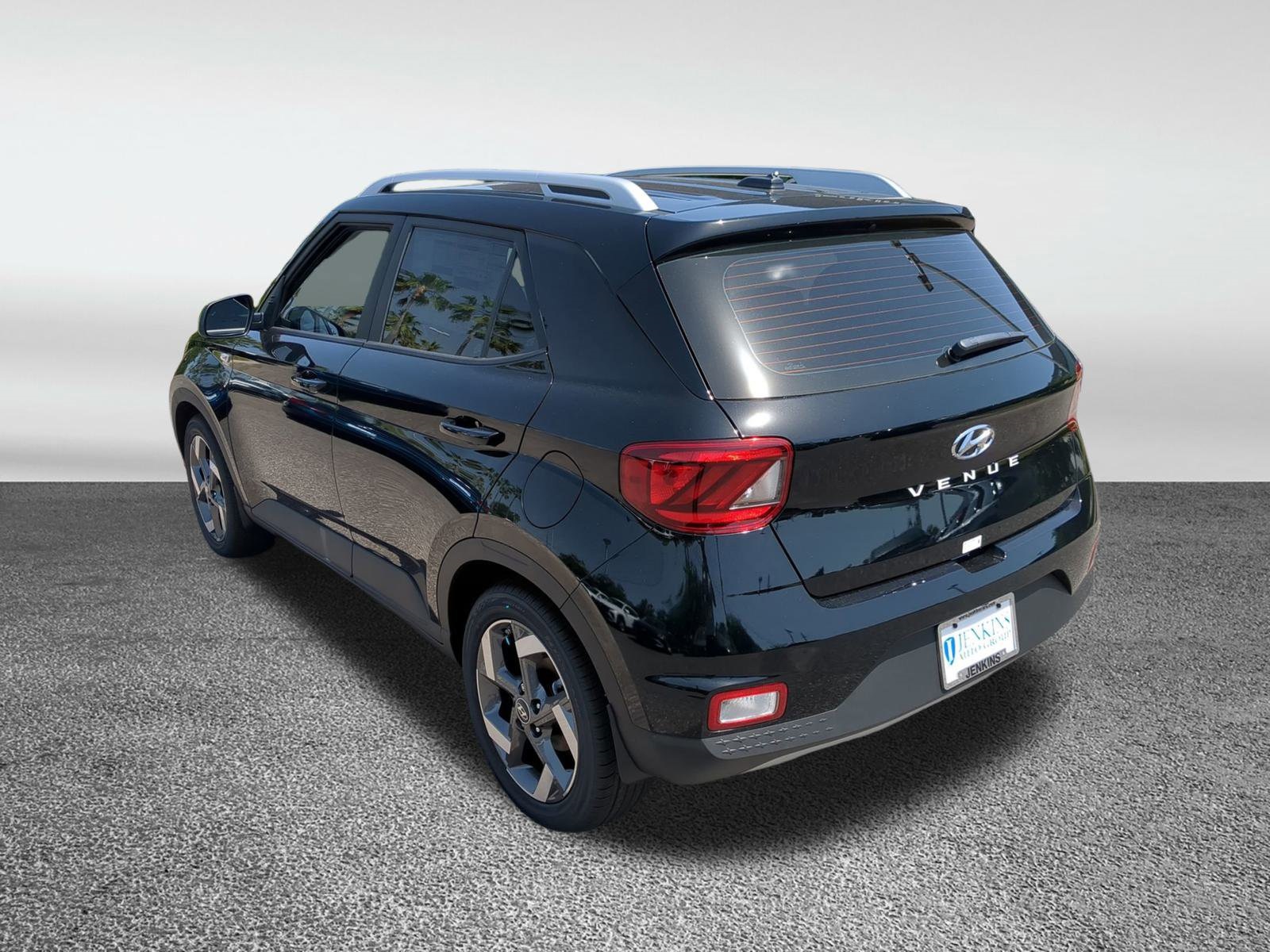 2025 Hyundai Venue SEL Image 7 of 38