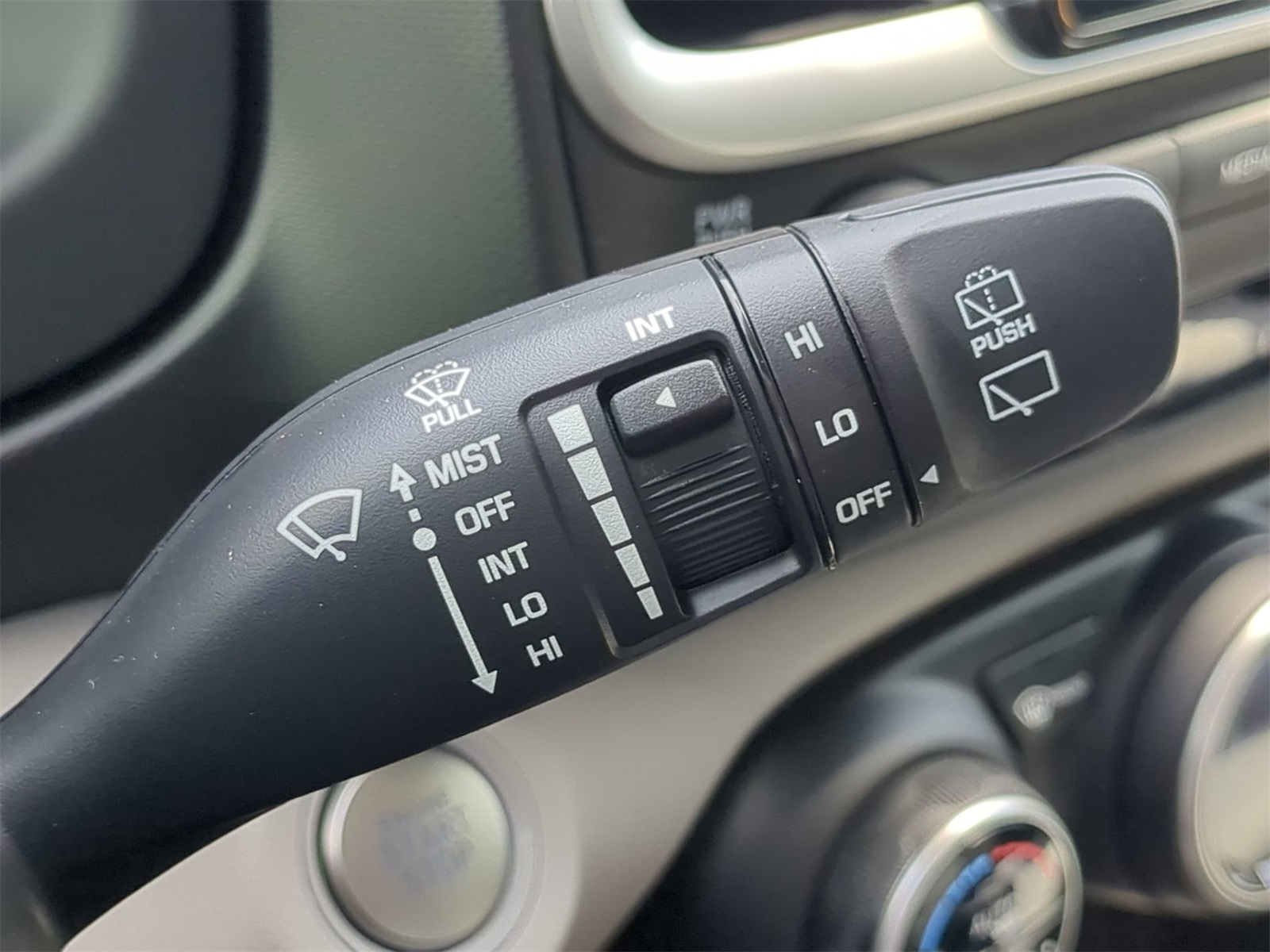 2025 Hyundai Venue SEL Image 34 of 38