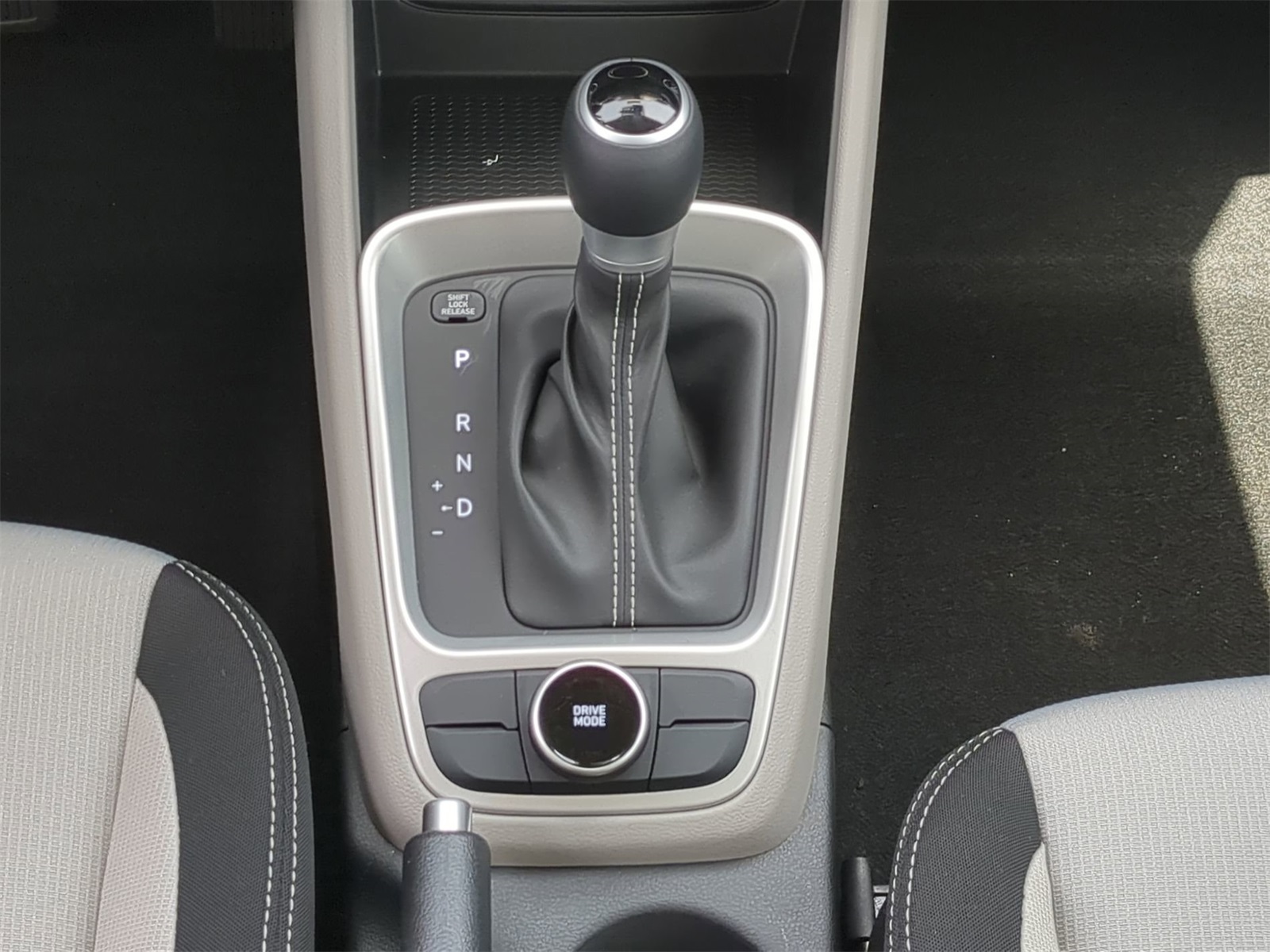 2025 Hyundai Venue SEL Image 26 of 38