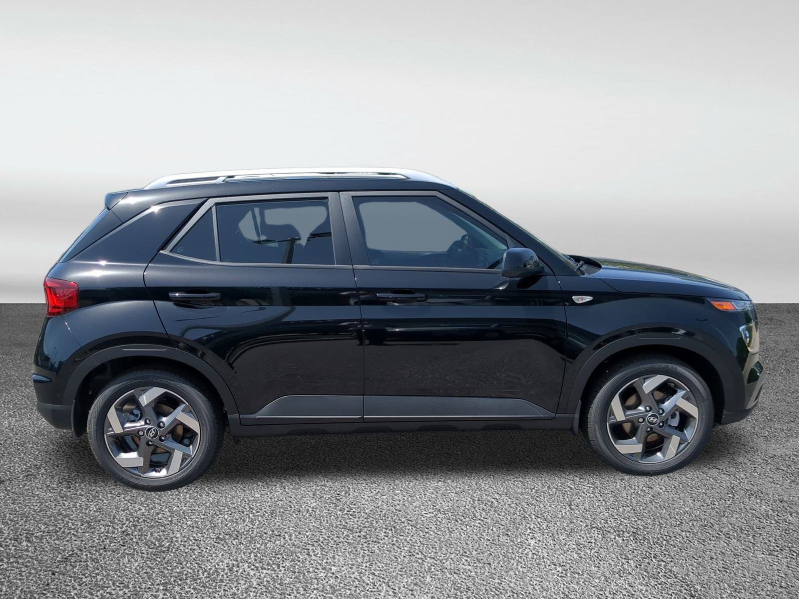 2025 Hyundai Venue SEL Image 4 of 38