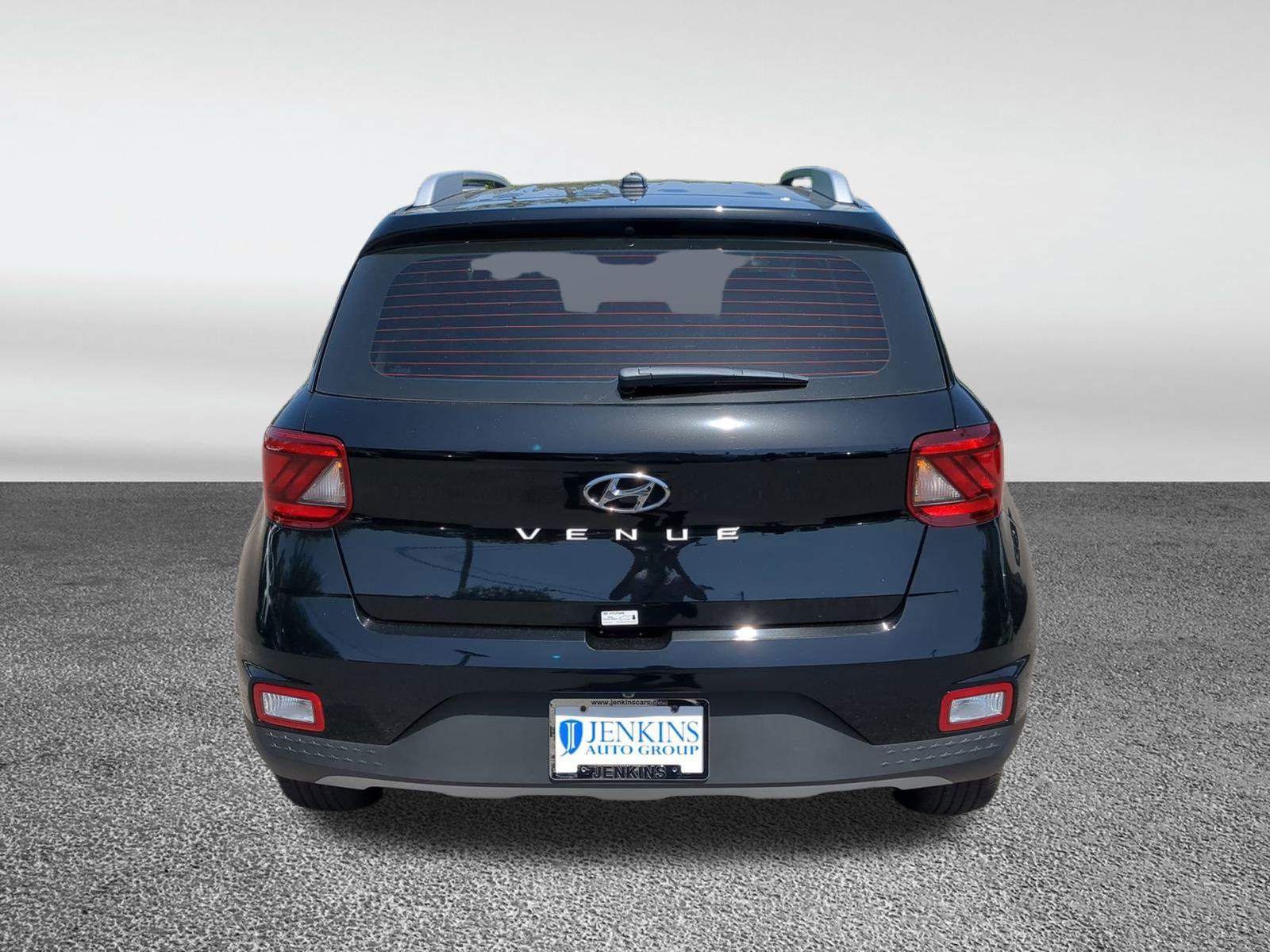 2025 Hyundai Venue SEL Image 6 of 38