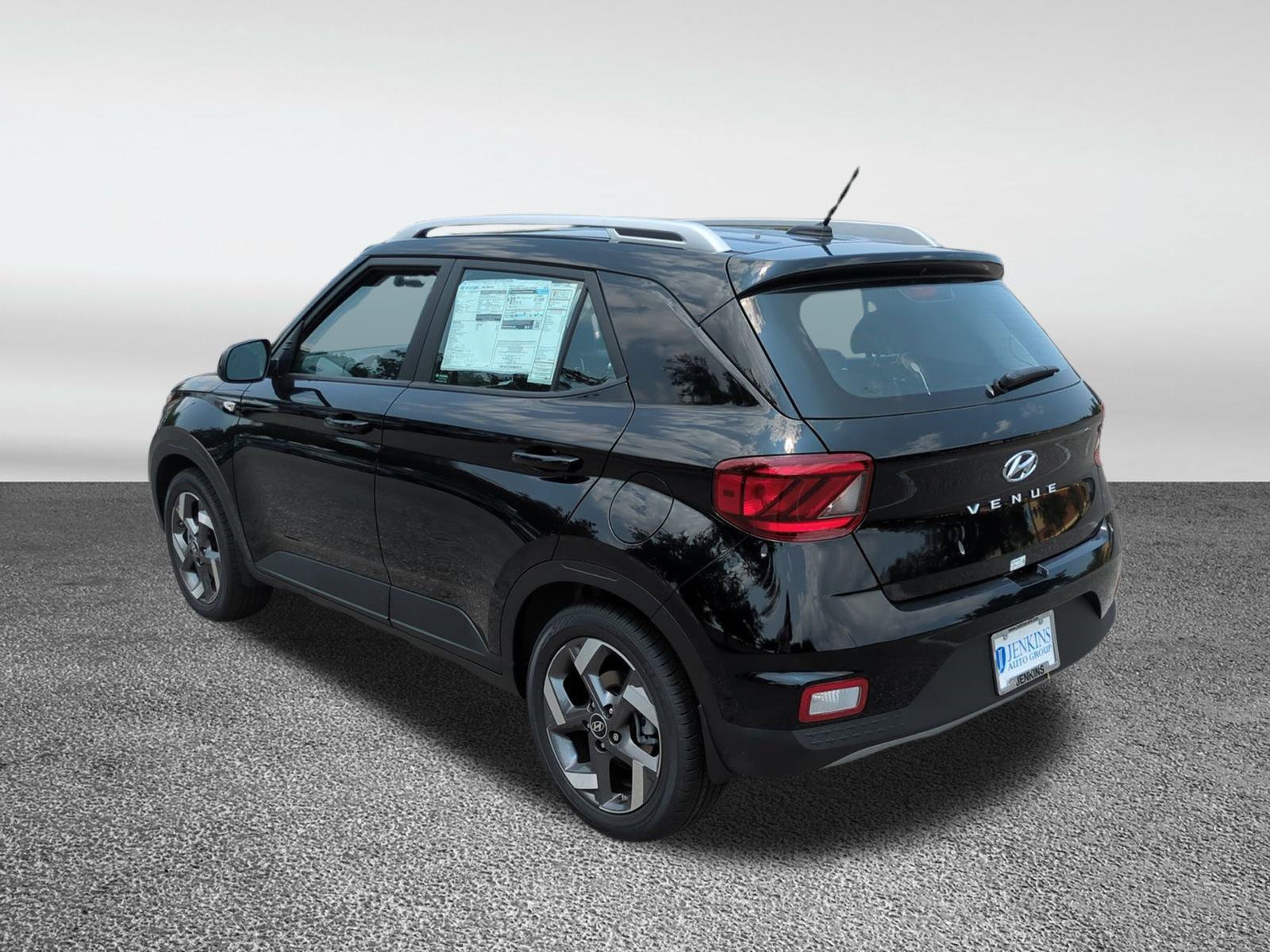 2025 Hyundai Venue SEL Image 7 of 38