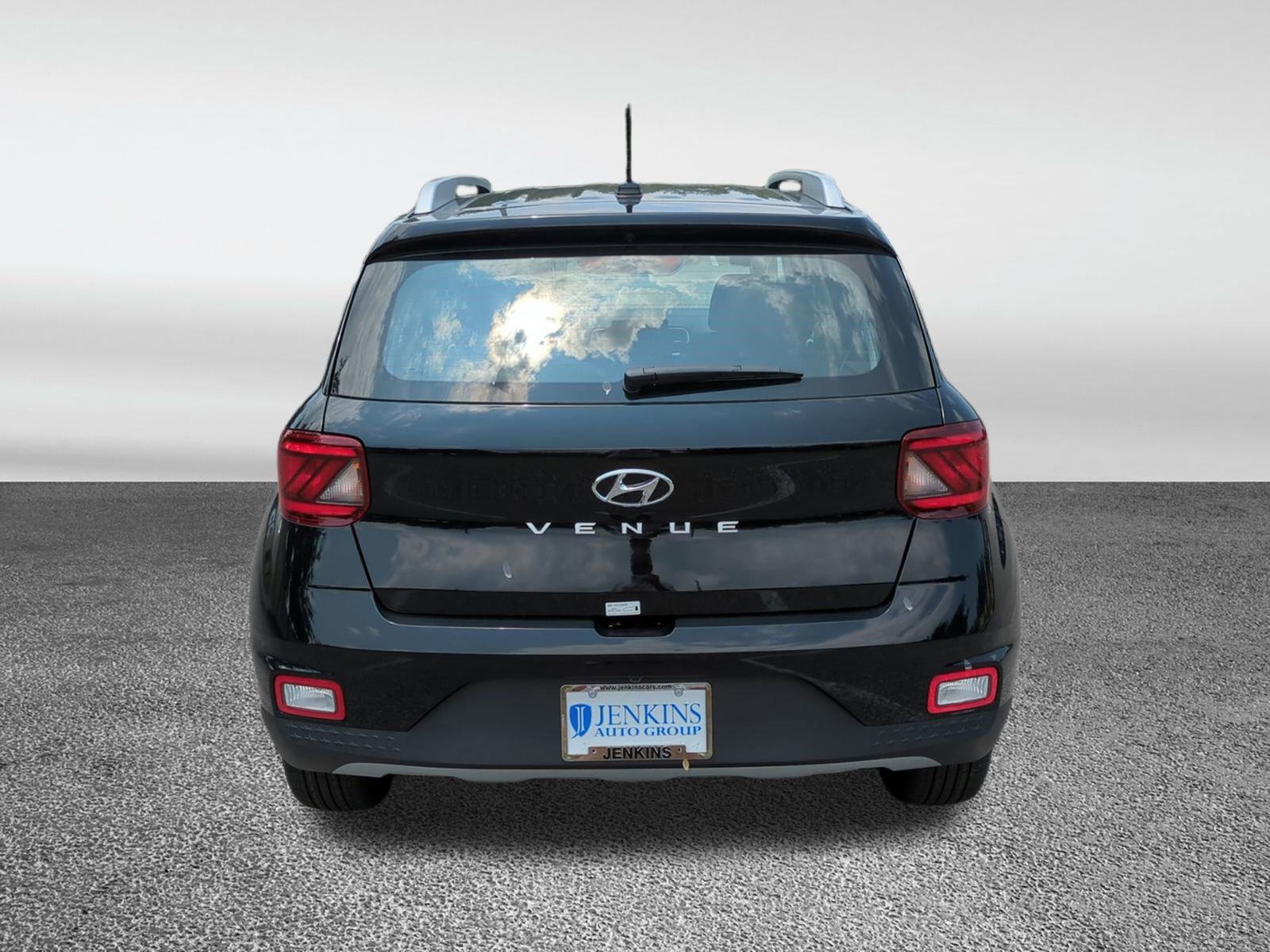 2025 Hyundai Venue SEL Image 6 of 38