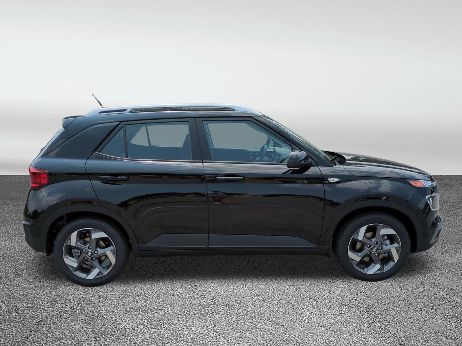 2025 Hyundai Venue SEL Image 4 of 38