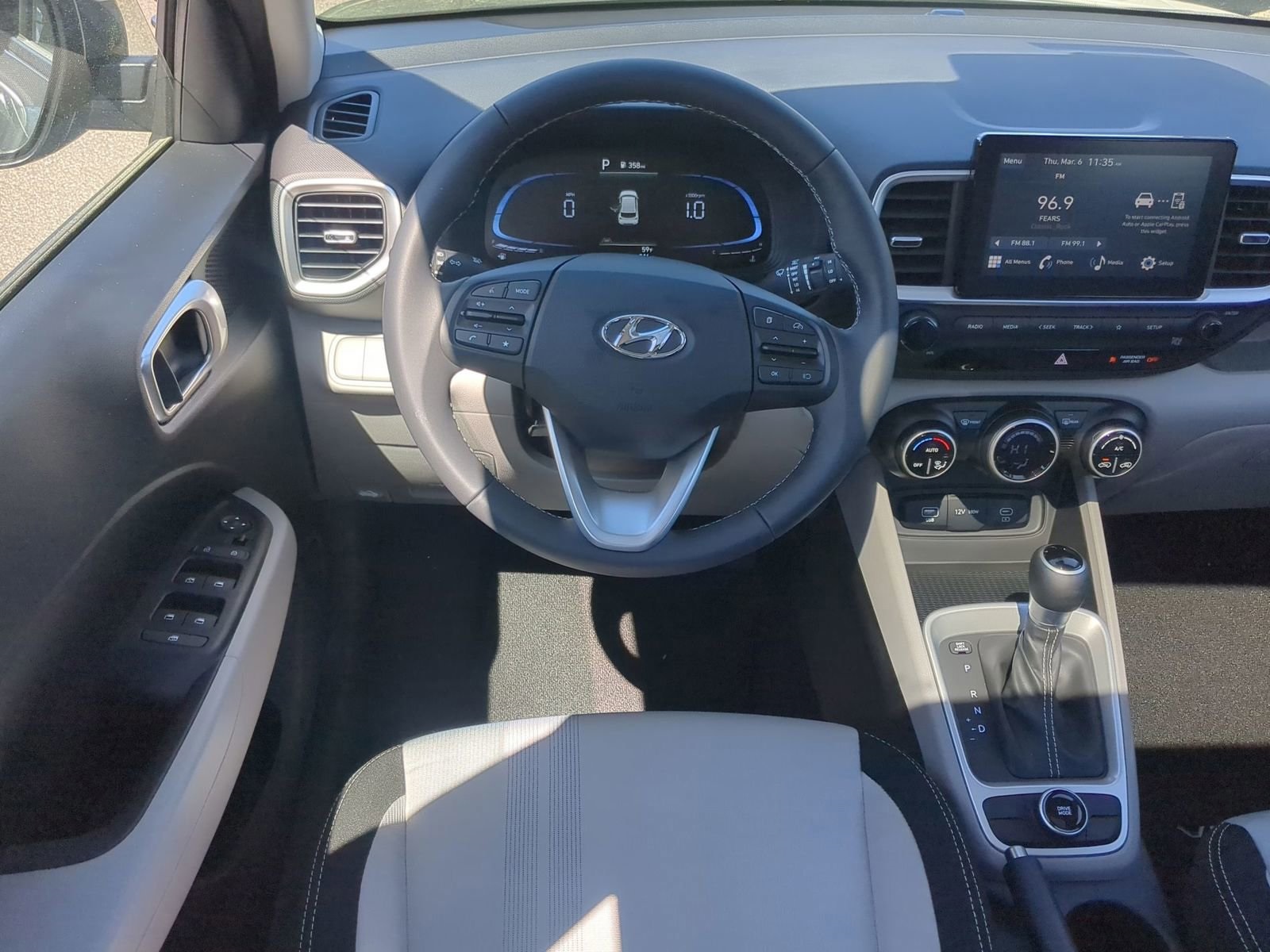 2025 Hyundai Venue SEL Image 12 of 38