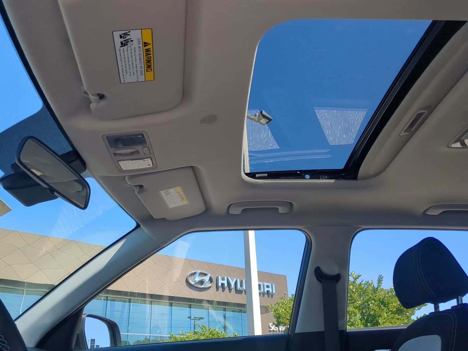 2025 Hyundai Venue SEL Image 13 of 38