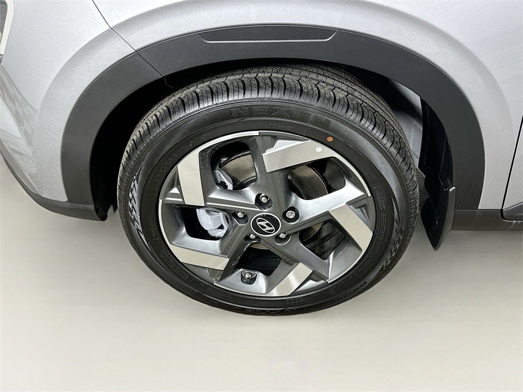 2025 Hyundai Venue SEL Image 6 of 20