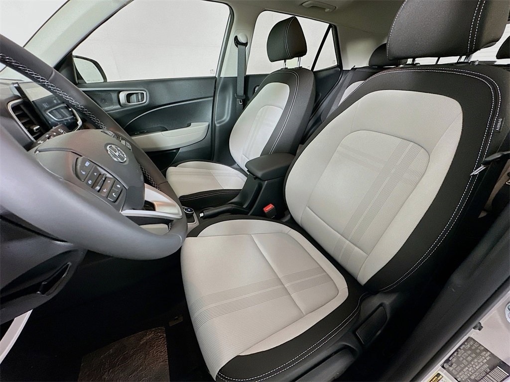 2025 Hyundai Venue SEL Image 8 of 20