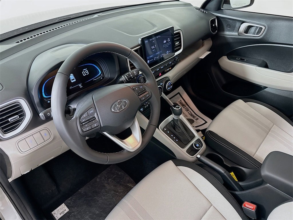 2025 Hyundai Venue SEL Image 9 of 20