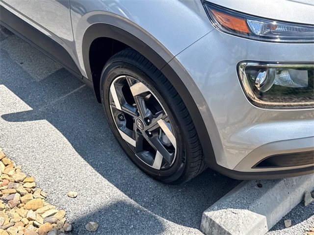 2025 Hyundai Venue SEL Image 2 of 5