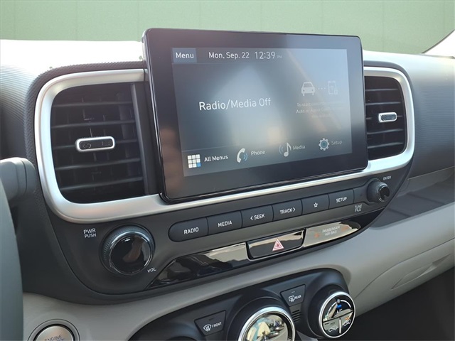 2025 Hyundai Venue SEL Image 14 of 19