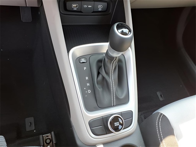 2025 Hyundai Venue SEL Image 15 of 19