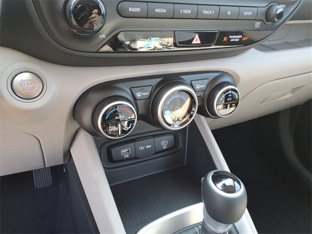 2025 Hyundai Venue SEL Image 16 of 19